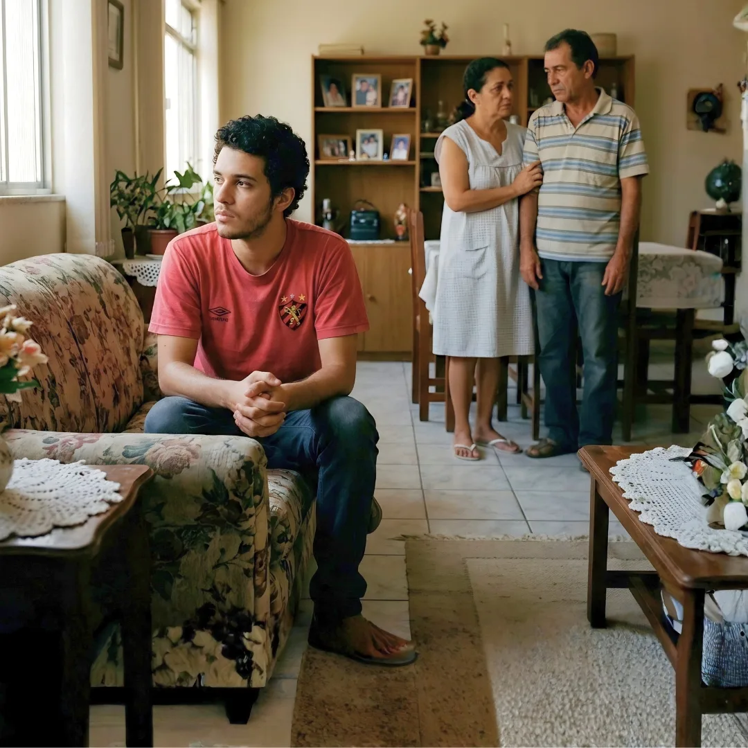 Família em casa vivendo tensão emocional silenciosa por causa da esquizofrenia de um familiar.